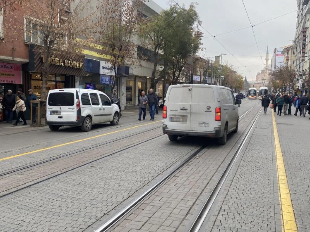 Eskişehir'de Trafiğe Kapalı Cadde Otopark Gibi Kullanılıyor