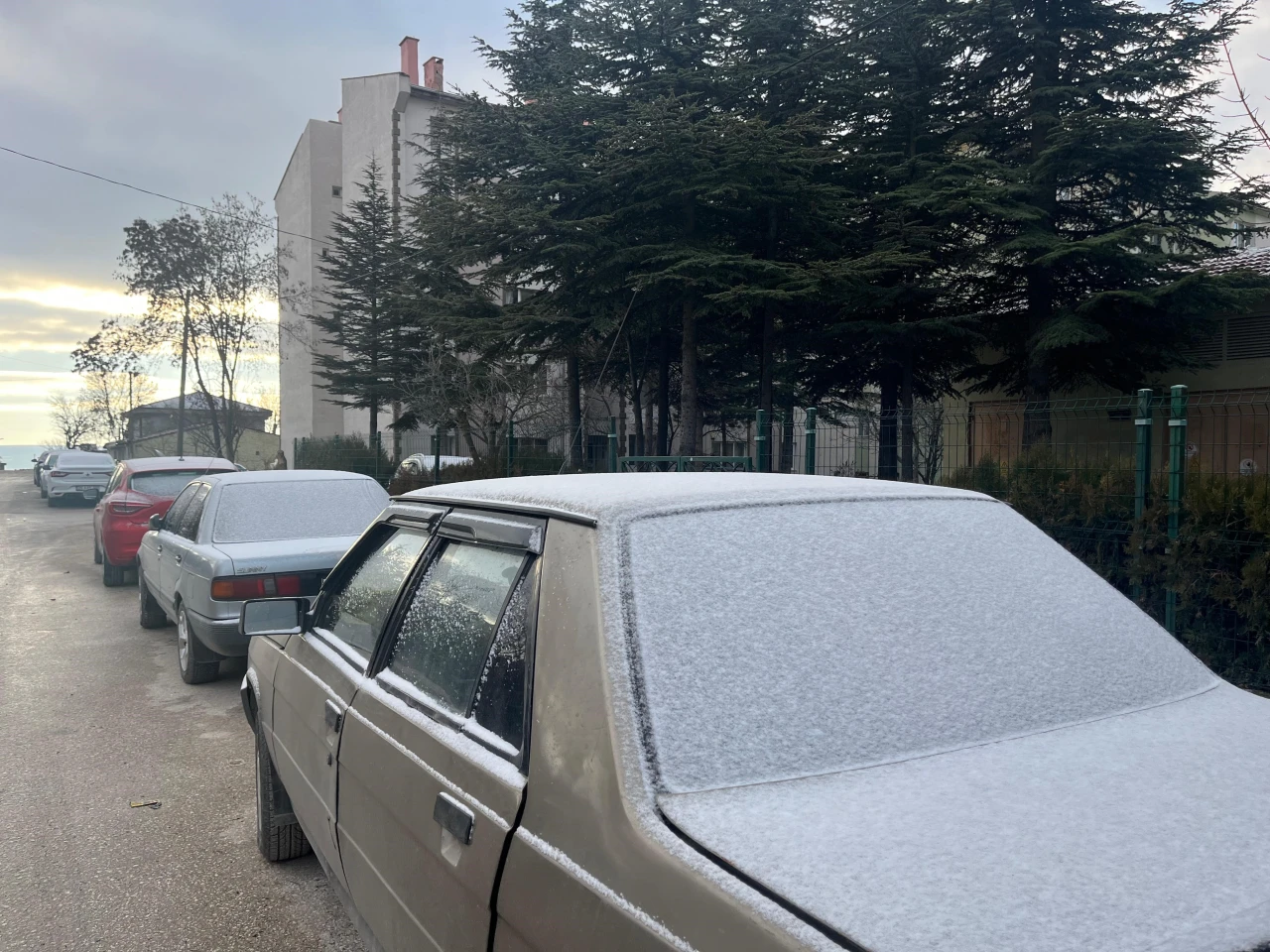 Eskişehir’in Yüksek Kesimlerinde Kar Yağışı Araçları Beyaza Bürüdü