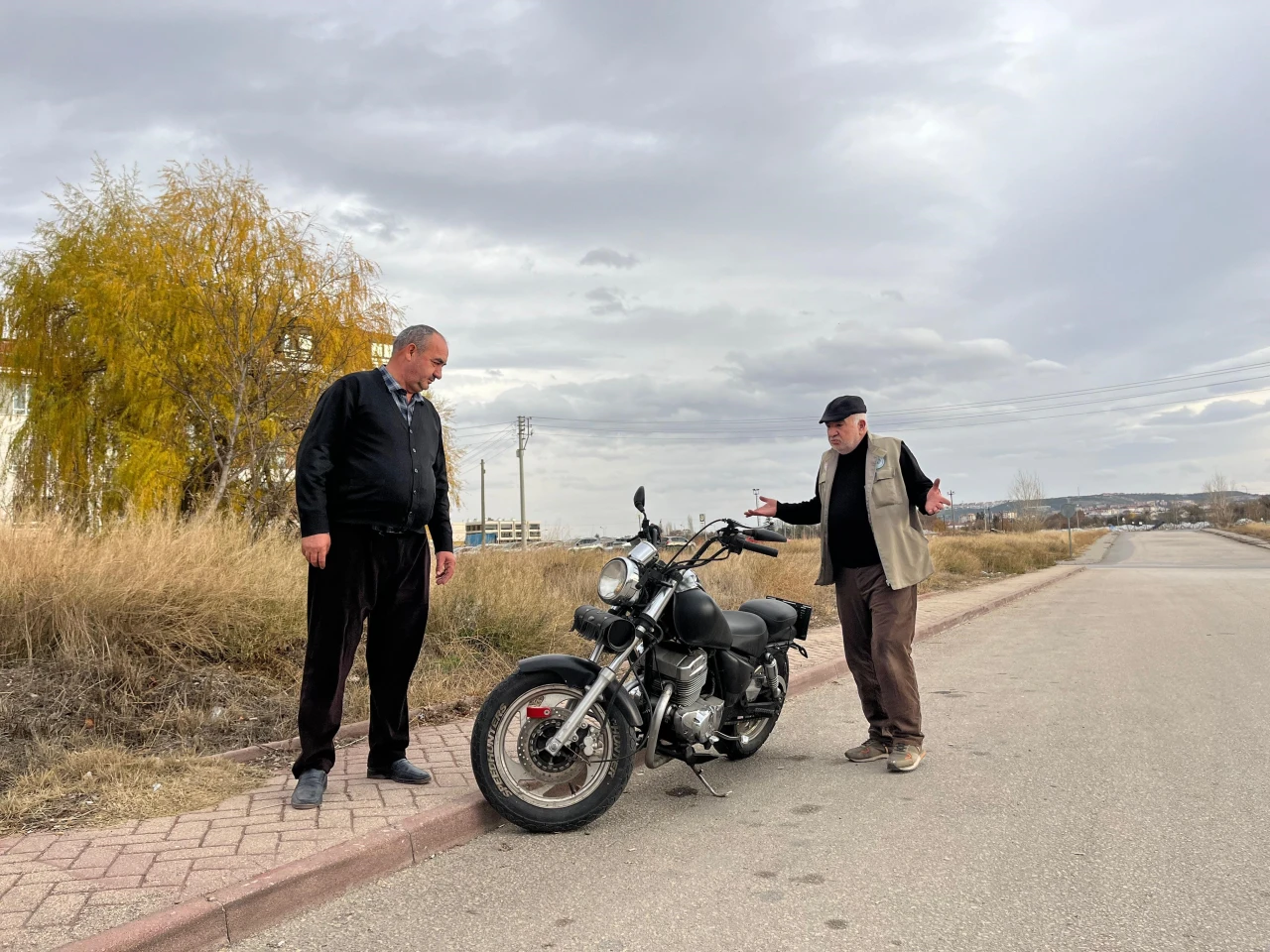 Esnaf, Kaza Sonrası Terk Edilen Motosiklete 2 Aydır Gözü Gibi Bakıyor