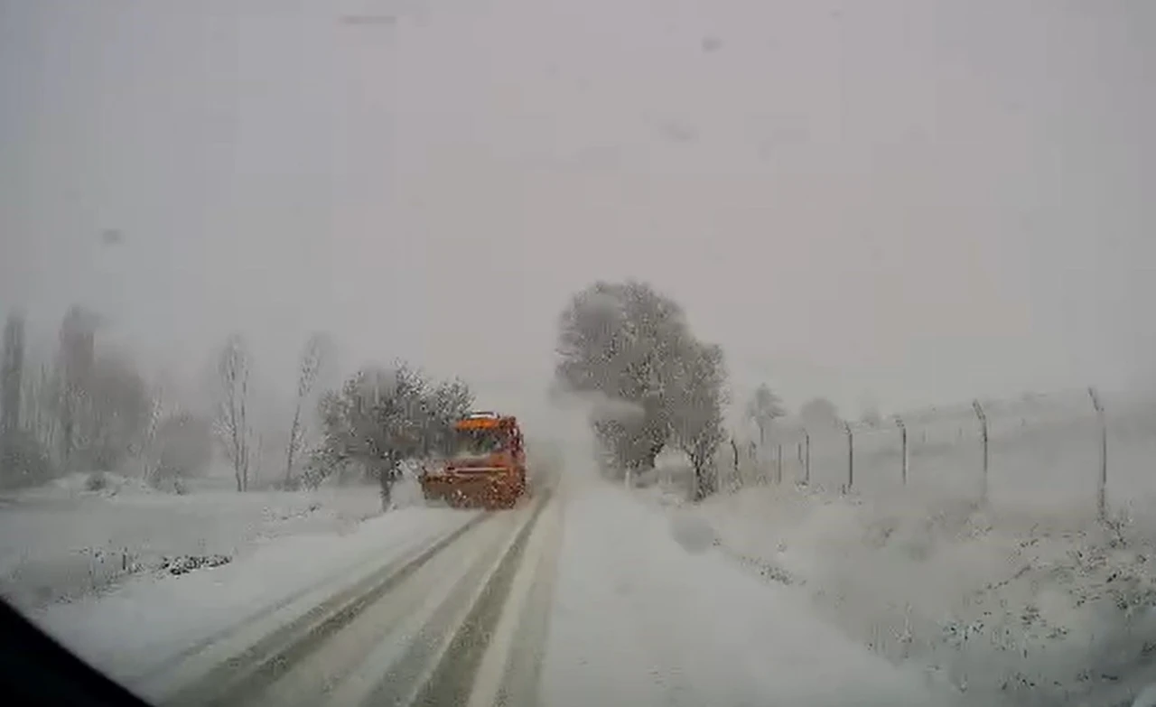 Mihalıççık'ta Aniden Bastıran Kar Yağışı Ulaşımı Aksattı