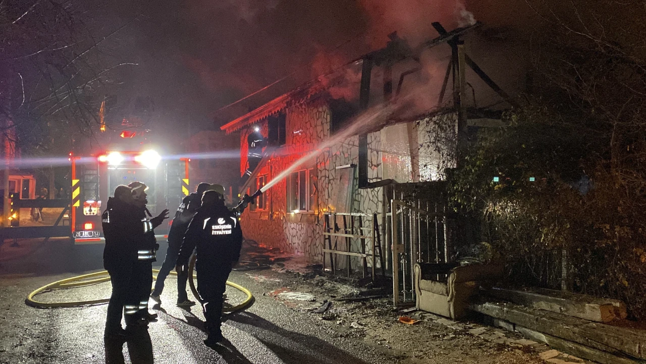 Eskişehir'de Sigortadan Çıkan Yangın Müstakil Evi Kül Etti