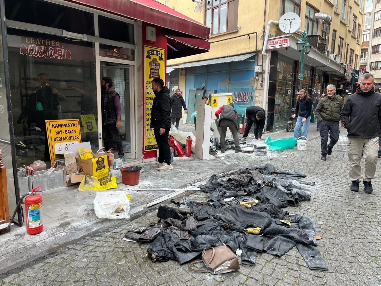 Deri Dükkanında Çıkan Yangın Maddi Hasara Yol Açtı