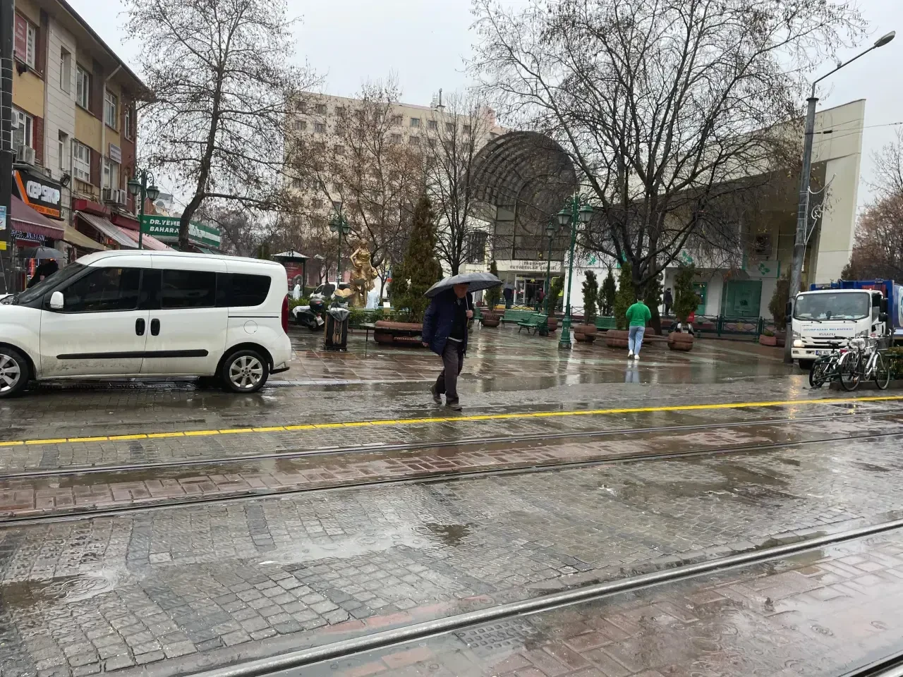 Eskişehir'de Yağmur Kent Merkezinde Yoğunluğu Azalttı