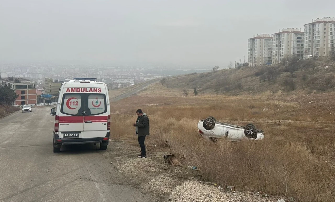 Kaygan Yolda Kontrolden Çıkan Otomobil Şarampole Yuvarlandı