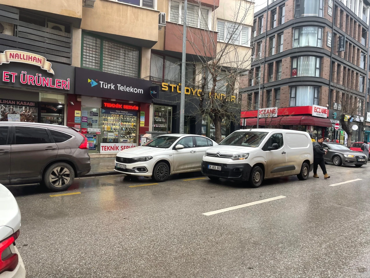 Eskişehir’de İkinci Sıra Park Sorunu Trafiği Felç Ediyor