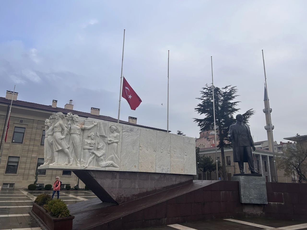 Bolu’daki Yangın Faciası İçin Bayraklar Yarıya İndirildi