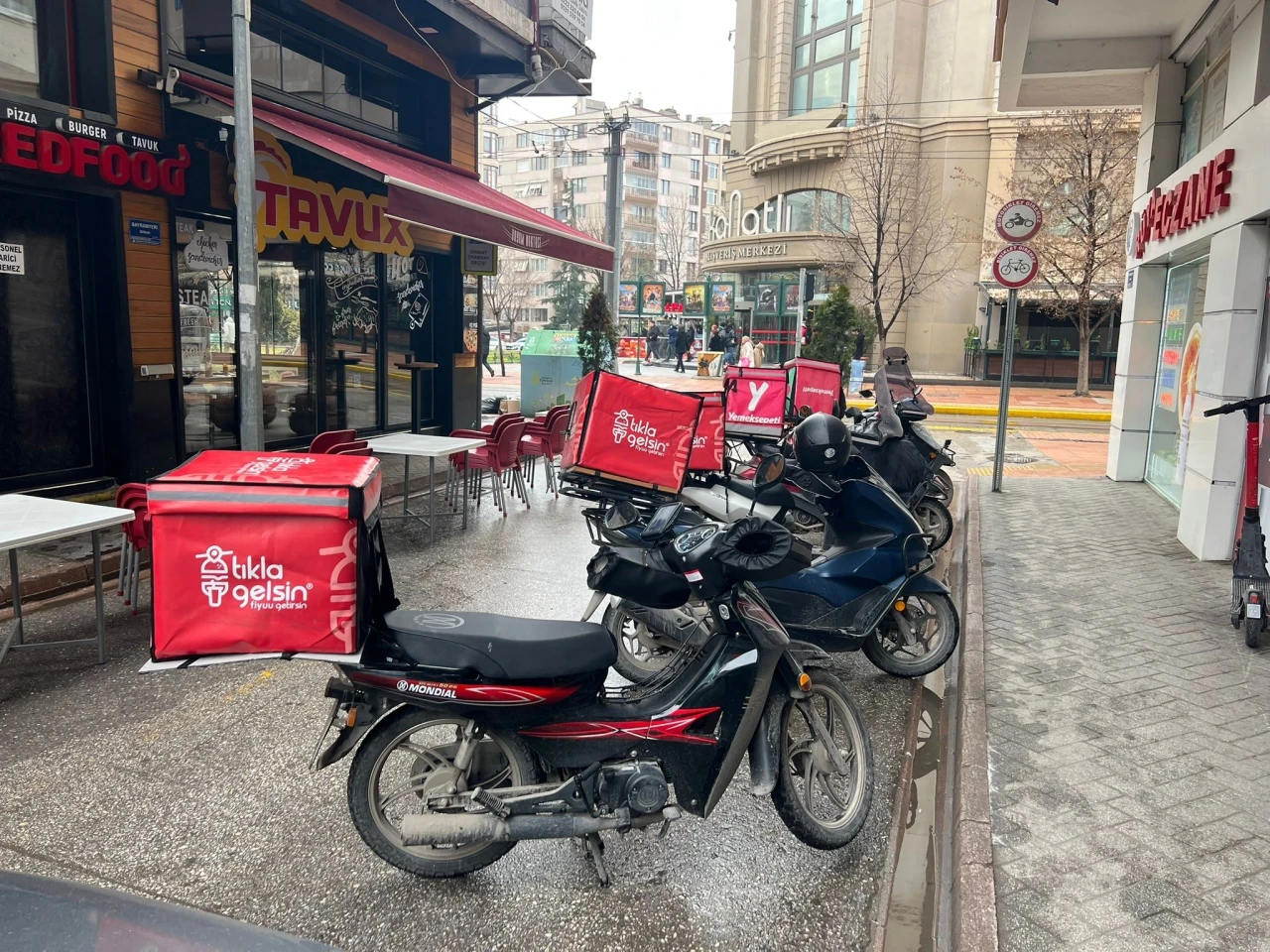 Trafiğe Kapalı Sokak Otopark Gibi Kullanılıyor