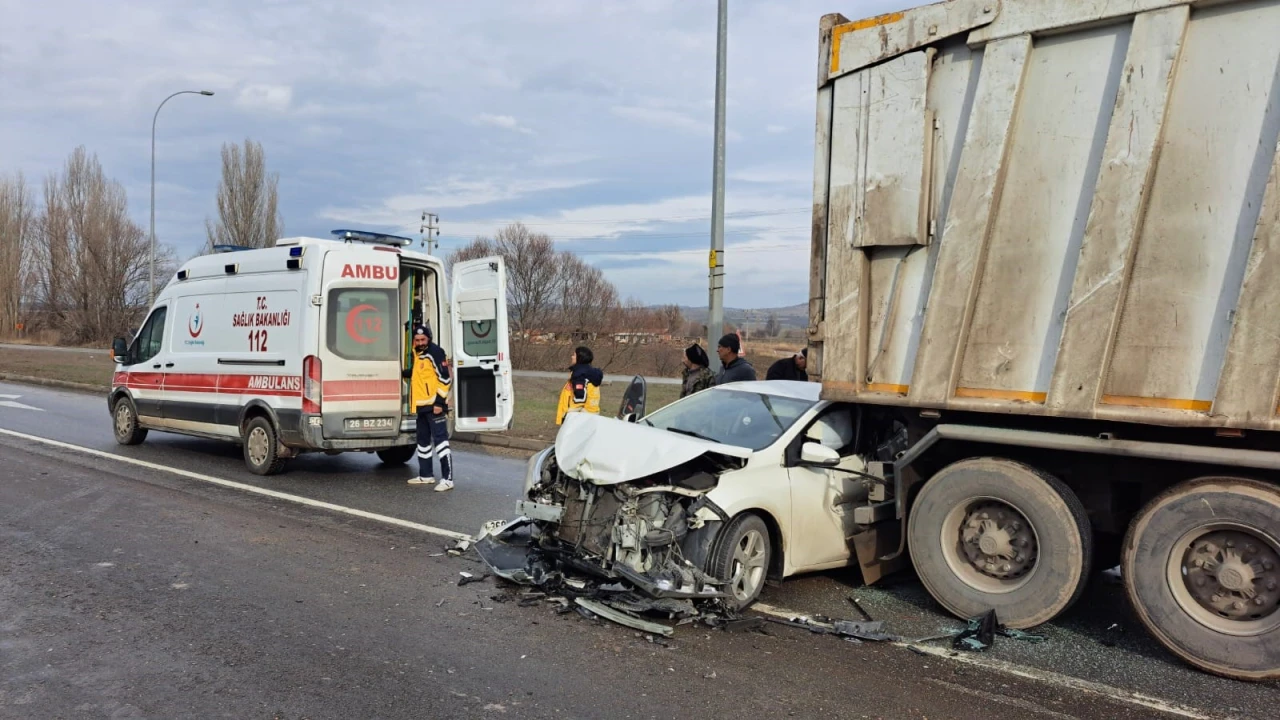 Kırmızı Işıkta Kamyonlara Çarpan Otomobil Sürücüsü Yaralandı