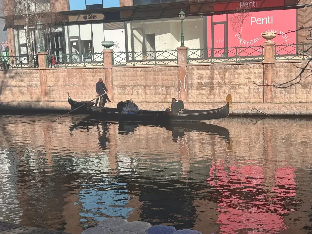 Güneşli Havada Porsuk Çayı'nda Gondol Yoğunluğu