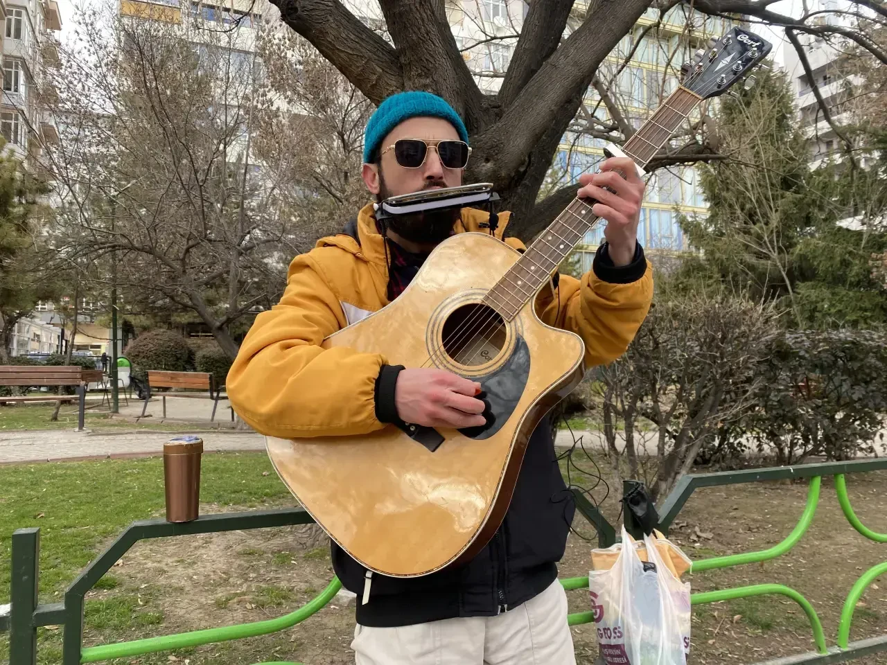 Eskişehir’de Sokak Sanatçısı Hem Gitar Hem Mızıka Çalıyor