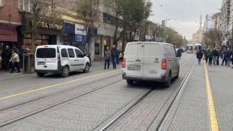 Eskişehir'de Trafiğe Kapalı Cadde Otopark Gibi Kullanılıyor