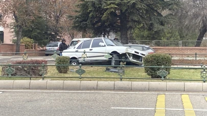 Eskişehir'de Otomobil Bariyerlere Çarpıp Refüje Çıktı