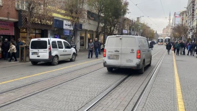 Eskişehir'de Trafiğe Kapalı Cadde Otopark Gibi Kullanılıyor