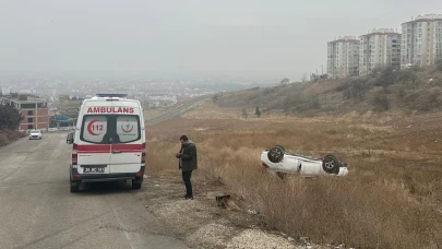 Kaygan Yolda Kontrolden Çıkan Otomobil Şarampole Yuvarlandı