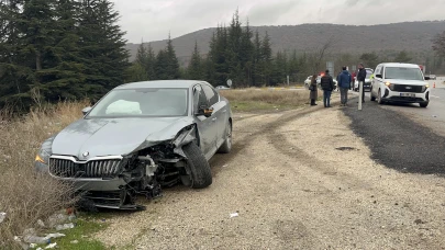 Kavşakta Meydana Gelen Kazada Araçlar Hurdaya Döndü