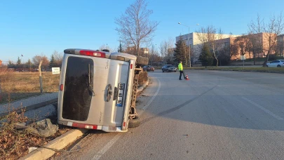 Viraja Hızlı Giren Minibüs Devrildi, Trafikte Aksama Yaşandı