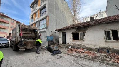 Eskişehir’de Çöp Ev Yine Temizleniyor