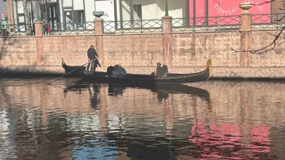 Güneşli Havada Porsuk Çayı'nda Gondol Yoğunluğu