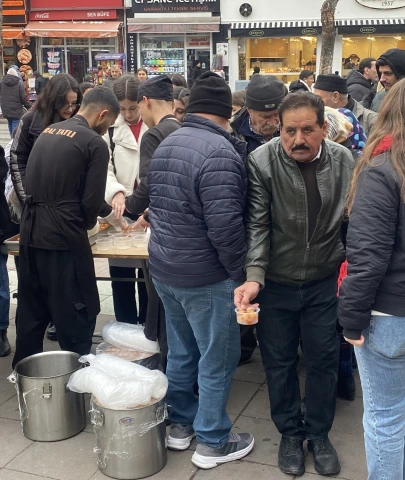 Eskişehir'de Ücretsiz Lokma Dağıtımı İzdihama Yol Açtı